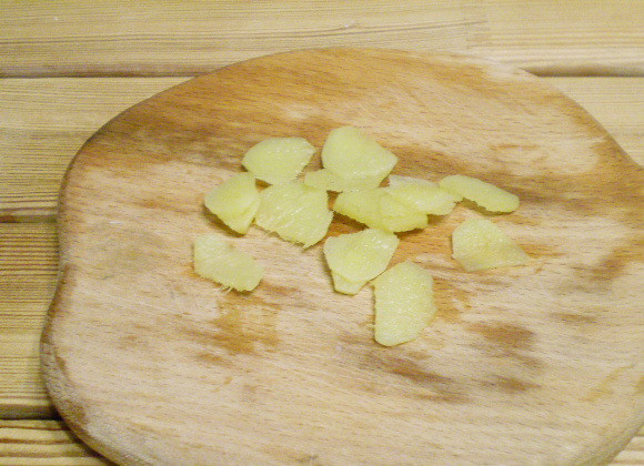 1. Этап. Напиток с имбирем для иммунитета: 4. Корень имбиря вымыть, срезать кожуру, нарезать тонкими пластинками.