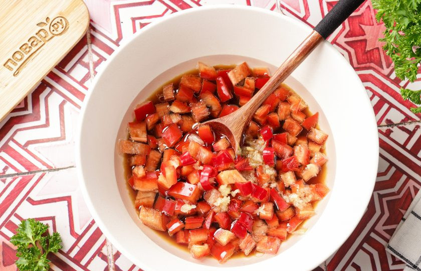 1. Этап. Язык маринованный: Добавьте нарезанный мелкими кубиками болгарский перец, давленный чеснок и нарезанный без семечек перец чили по желанию. Если острое не любите, перец чили можете не добавлять.