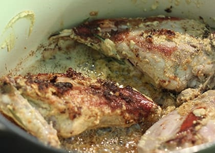 1. Этап. Кролик в горчичном соусе с коньяком: Переверните мясо, накройте крышкой и обжарьте еще 15 минут.