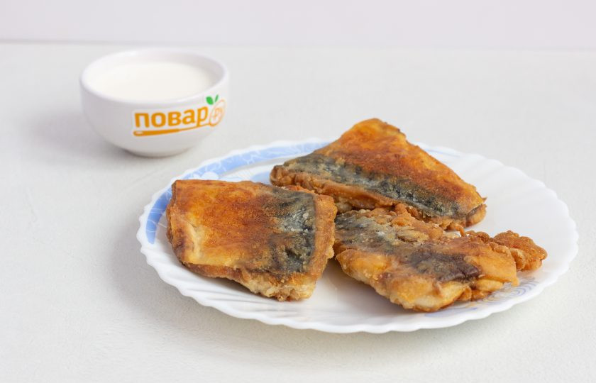 1. Этап. Скумбрия по-норвежски: Рыбку посолите по вкусу, обваляйте в муке и обжарьте в растительном масле до готовности с двух сторон.