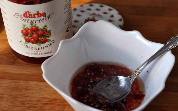 1. Этап. Салат с утиной грудкой по-китайски: А теперь приготовим кисло-сладкий соус. Для этого соединяем столовую ложку лимонного сока, клюквенный соус (3 ст.л.), горчичные семена (2 ст.л.), масло (1 ст.л.) и соль. Перемешиваем.