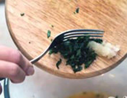 1. Этап. Миланесы из говядины: 1. Для льезона взбиваем два яйца, добавляем предварительно измельченные петрушку и чеснок. Приправим молотым перцем и солью.