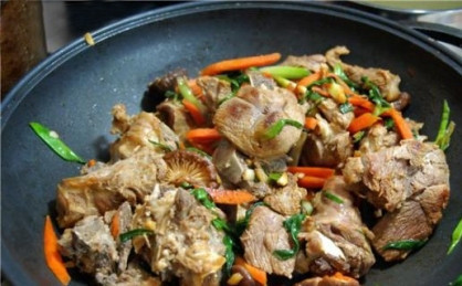 1. Этап. Суп с бараниной: Дальше к овощам добавляем мясо и грибы, обжариваем пару минут. Перекладываем содержимое сковороды в бульон.