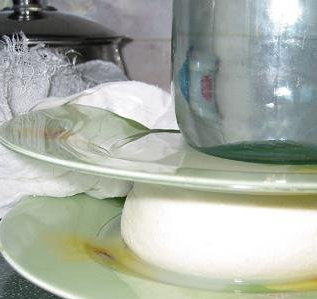 1. Этап. Домашний сыр из кефира: 4. Солим, перемешиваем, завернем в марлю и тщательно отцеживаем под прессом на 3-4 часа. Когда лишняя вода уйдет, - сыр готов!