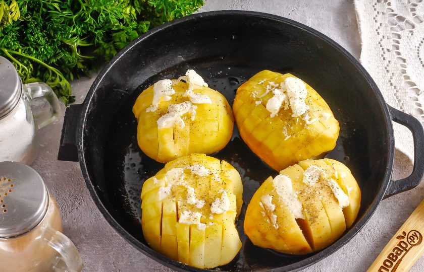 1. Этап. Картофель Гассель: Посолите и поперчите, по желанию добавьте специи и приправу.