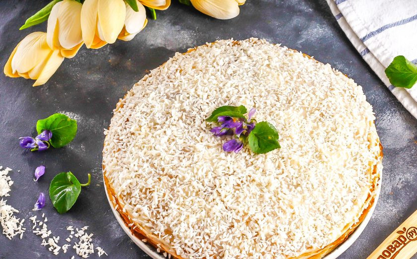 1. Этап. Кокосовый блинный торт: Перед подачей украсьте торт по своему вкусу.