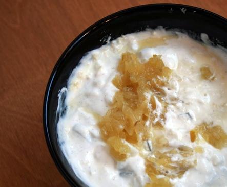 1. Этап. Соус к рыбе в кляре: 1. Отварим и остудим яйца. Тем временем смешаем сметану с измельченным огурцом.