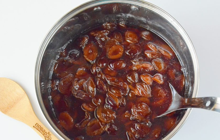 1. Этап. Варенье из сливы без косточек: Повторите процедуру с закипанием и остыванием несколько раз. Последний раз я довожу до кипения часов в 10-11 вечера, и оставляю варенье до утра остывать.