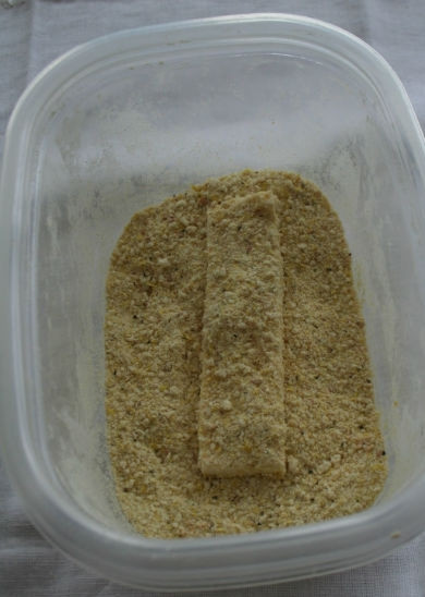 1. Этап. Жареный сыр тофу: 2. Смешиваем в миске панировочные сухари, чесночный порошок, соль и перец. Обваливаем каждый кусочек в панировке.