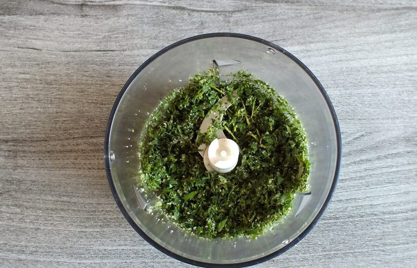 1. Этап. Лимонный кекс с мятой: Переложите листочки мяты в чашу блендера. Добавьте столовую ложку сахара. Измельчите в кашицу.