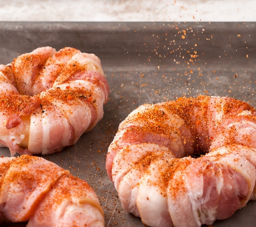 1. Этап. Оригинальные пончики с беконом: 6. По желанию сверху еще можно присыпать любимыми специями.