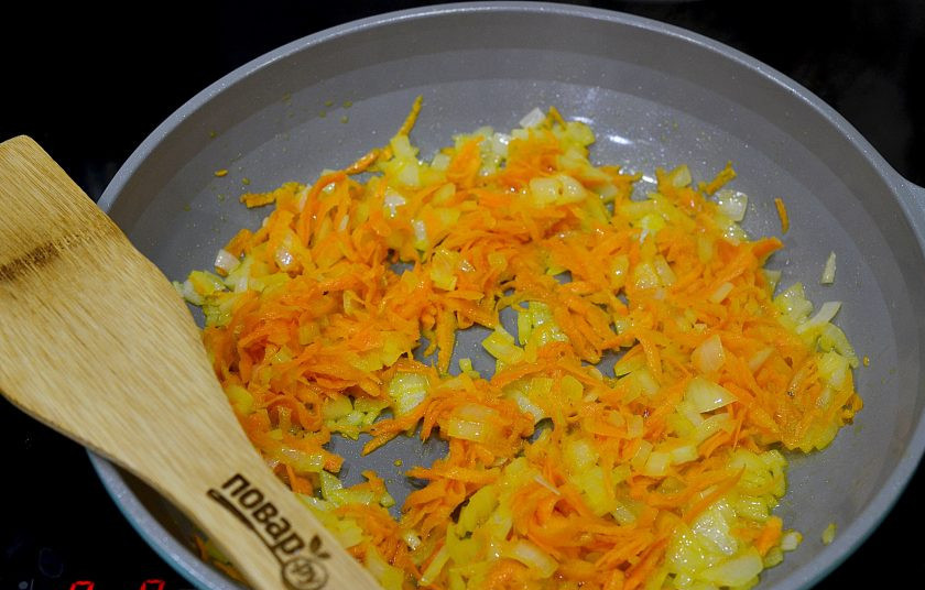 1. Этап. Подлива для голубцов: Обжарьте овощи на сковороде с добавлением масла.