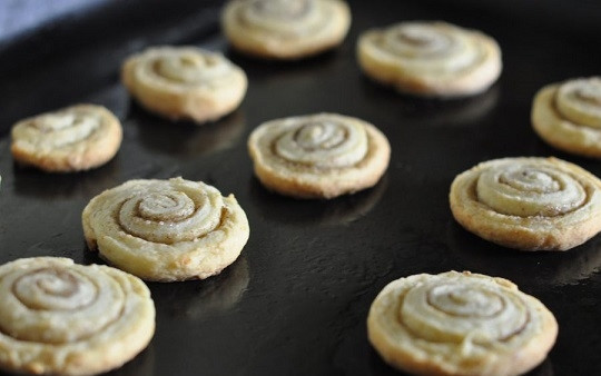 1. Этап. Детское песочное печенье: Выпекается печенье минут 20-25. Очень важно печенье не пересушить. Немного остудив, можно смазать его взбитым с сахаром белком.