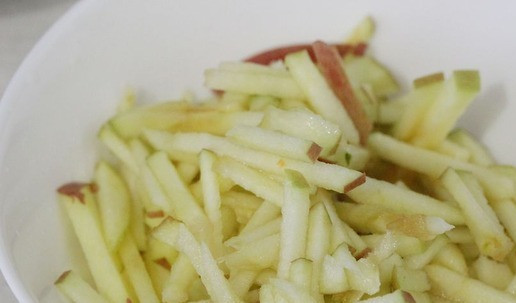 1. Этап. Капустно-морковный салат с яблоком: Сбрызнуть их лимонным соком.