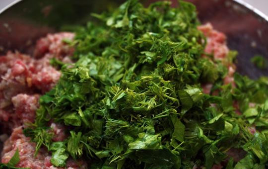 1. Этап. Котлеты из баранины: Добавляем мелко рубленную зелень и специи. Очень хорошо перемешиваем. Чем лучше и равномернее вы все перемешаете - тем, соответственно, вкуснее получатся котлеты.