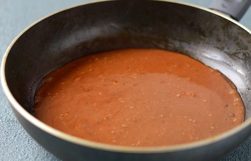 1. Этап. Соевое мясо в кисло-сладком соусе: Влейте в сковороду соус, помешайте и дождитесь загустения.