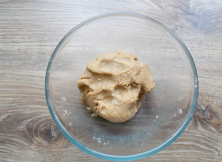 1. Этап. Кейк попсы из печенья: Все перемешайте до однородного теста.