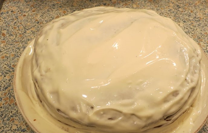 1. Этап. Простой медовый торт: Верх и бока готового торта также смажьте остатками крема.