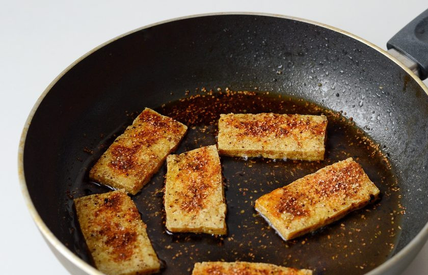 1. Этап. Бутерброды с тофу: Затем посыпьте одну сторону специями и переверните, затем вторую и снова переверните. Обжарьте каждую сторону еще 1-2 минуты.