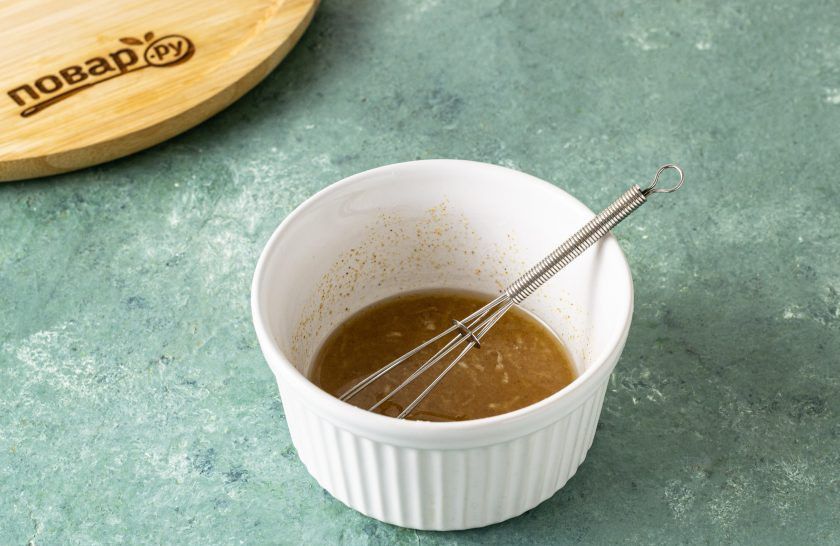 1. Этап. Маринованная соевая спаржа: Для маринада смешайте уксус с солью, растительным маслом, сахаром, черным и острым перцем. Добавьте измельченный чеснок. Перемешайте.