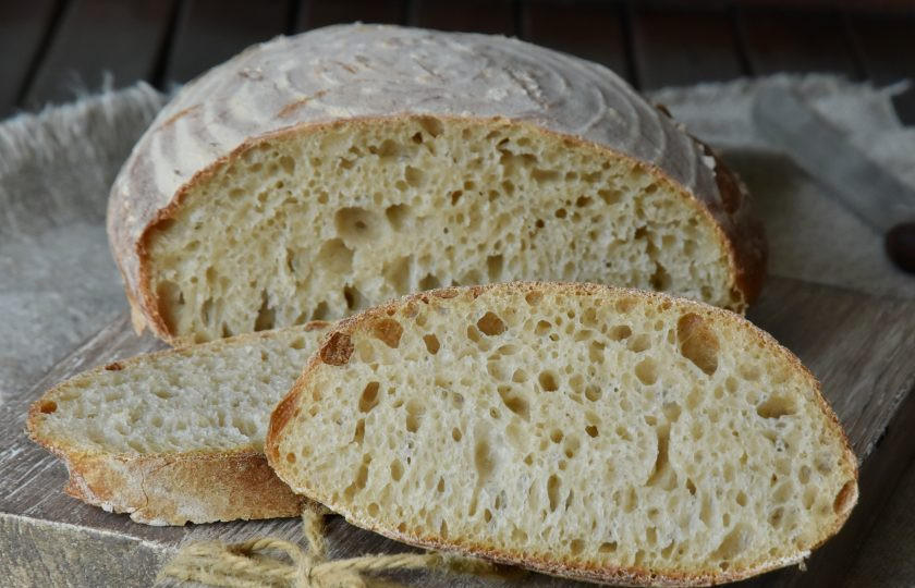 1. Этап. Ремесленный хлеб: Остудите готовый хлеб на решетке.