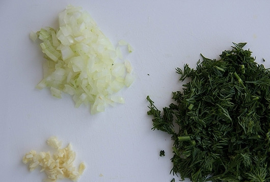 1. Этап. Закуска к мартини бьянко: Зелень необходимо вымыть и мелко нарезать. Измельчите лук и чеснок.