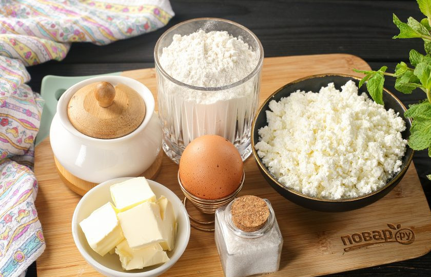 1. Этап. Вареницы с творогом в мультиварке: Подготовьте все ингредиенты. Творог можете взять любой жирности. Сахар берите по вкусу.