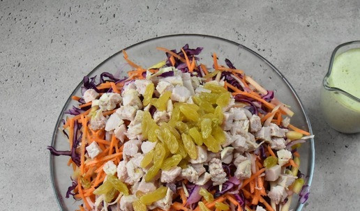 1. Этап. Коул слоу с индейкой: Добавьте в салат изюм и нарезанное кубиком филе индейки. Для заправки Ранч в емкость вбейте яйцо, добавьте горчицу, сок лимона и вливая тонкой струйкой оливковое масло взбейте смесь погружным блендером. Масса начнет густеть и белеть. В густой соус добавьте растительное молоко, чеснок, соль, черный молотый перец и зелень. Еще раз взбейте соус. Для пикантности можно добавить щепотку красного острого перца. Заправьте салат соусом и перемешайте. Дайте ему настояться в течении часа