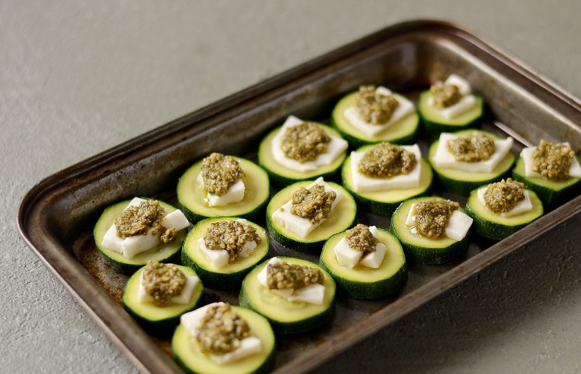 1. Этап. Кабачки с песто: Сверху добавьте соус песто. Запеките кабачки в духовке 12-15 минут при температуре 220 градусов.