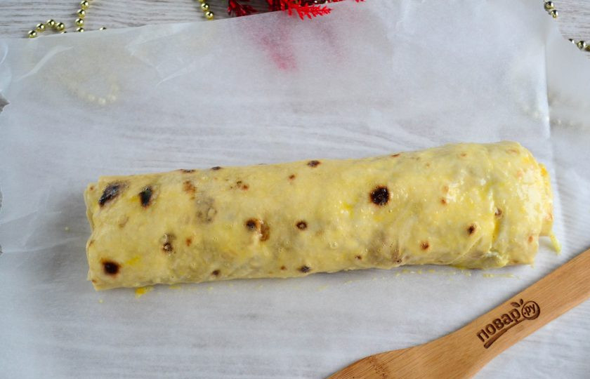 1. Этап. Штрудель из лаваша с творогом: Переложите рулет на пергамент, смажьте яйцом и отправьте в духовку, разогретую до 180 градусов минут на 20. Десерт готовится очень быстро, нужно только, чтобы яйцо схватилось, и на поверхности появилась золотистая корочка.