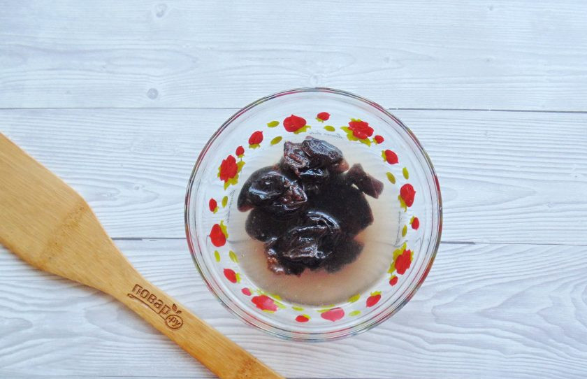 1. Этап. Овсянка с черносливом: Чернослив помойте и залейте горячей водой. Через 10 минут воду слейте.
