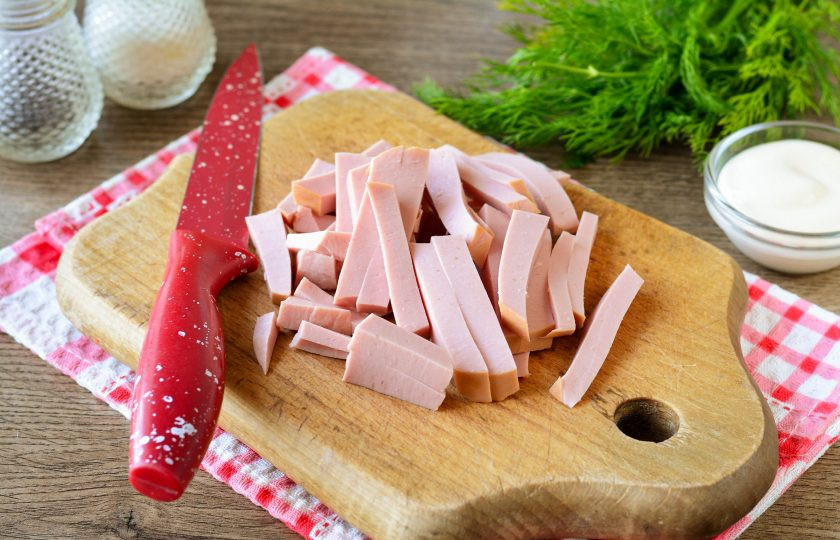 1. Этап. Салат Бахор с колбасой: Нарежьте вареную колбасу полосками.