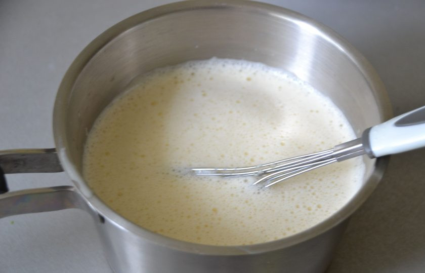 1. Этап. Глазурь для эклеров: Перелейте молоко с желтками снова в сотейник, нагрейте до кипения и варите после этого 2 минуты при интенсивном помешивании.