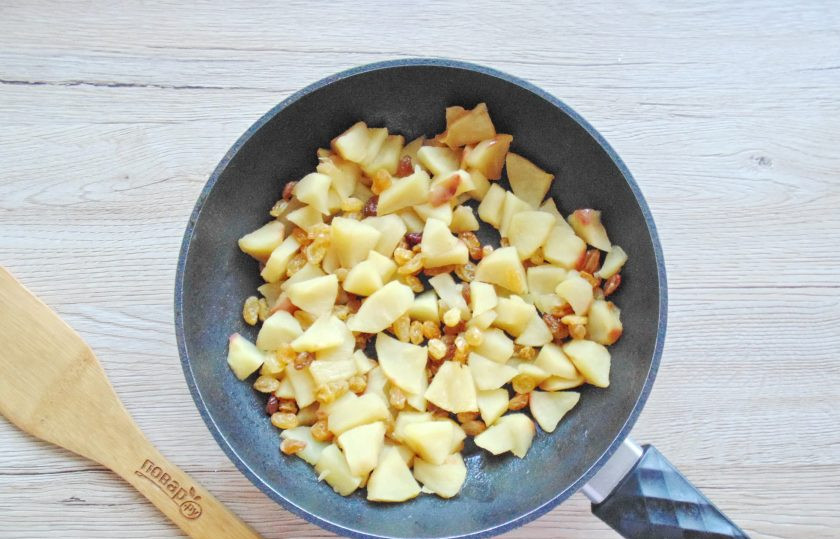 1. Этап. Булочки с яблоками и изюмом в духовке: Когда яблоки станут мягкими, добавьте в сковороду предварительно вымытый изюм и перемешайте. Начинка для булочек готова.