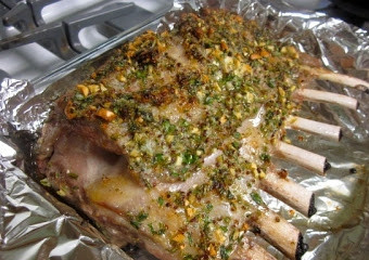 1. Этап. Ребрышки ягненка в духовке: 5 минут готовьте при сильной температуре, потом уменьшите её до 220 градусов. Если вы любите мясо с кровью, запекайте ещё 15 минут. Средней прожарки - 20 минут, а на хорошо пропечённое мясо уйдёт - 25.