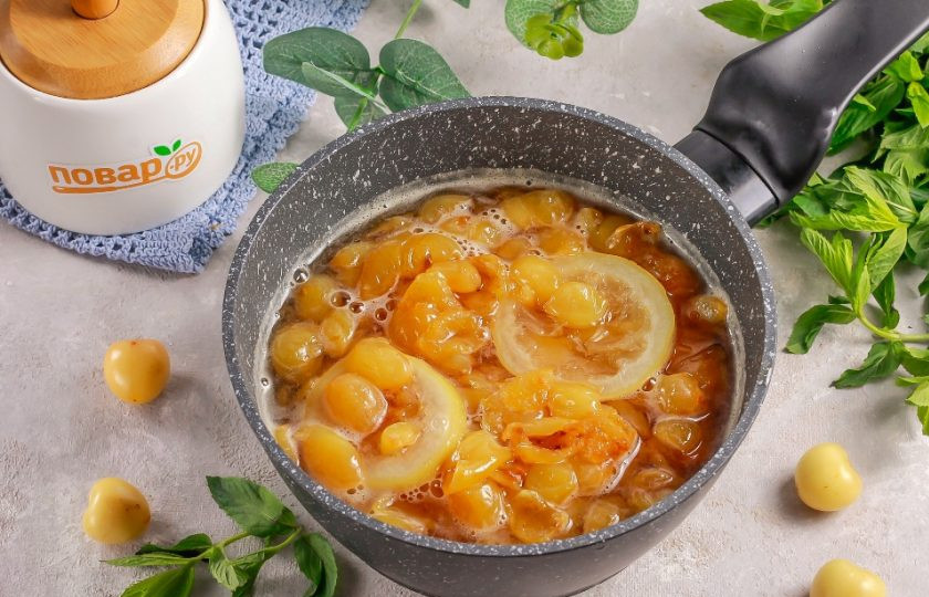 1. Этап. Джем из желтой черешни: Нарежьте четверть лимона кружочками и добавьте в емкость. Отварите примерно 20 минут на умеренном нагреве без добавления воды, черешня выпустит сок и его хватит для сиропа. После этого удалите лимонную нарезку, она будет горчить в джеме.