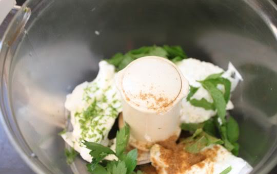 1. Этап. Соус для шашлыка из баранины: 2. Все ингредиенты смешаем в блендере. Из лайма сок выжимаем только из мякоти, а если используете лимон - можно и цедру добавить. Зелень желательно порвать руками перед измельчением.