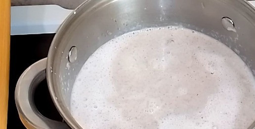 1. Этап. Куриный шницель в чипсах с грибным соусом: Теперь добавьте сливки, воду, мускатный орех и сухой грибной бульон. При помощи погружного блендера измельчите все до однородного состояния.