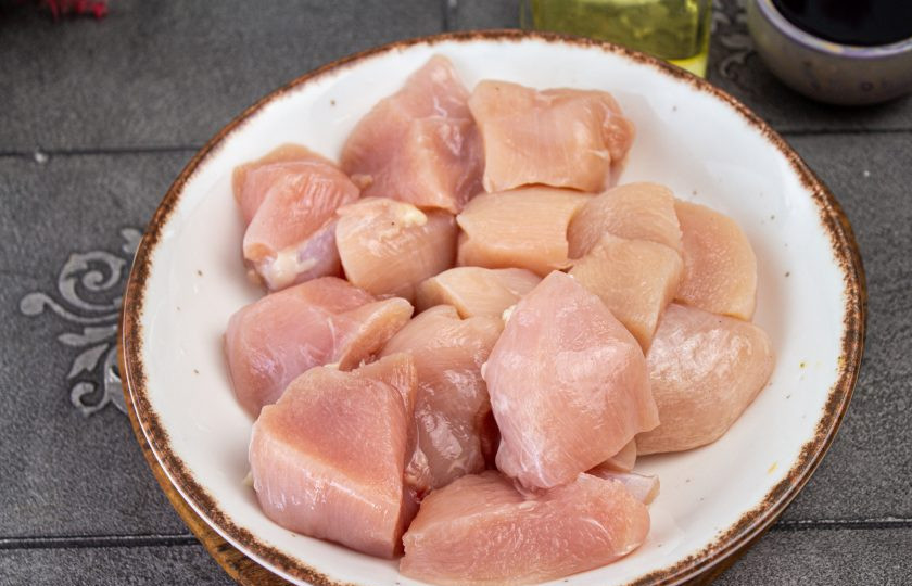 1. Этап. Филе куриное в соевом соусе на сковороде: Нарежьте курицу на небольшие кусочки, примерно 4-5 см. Переложите в миску.