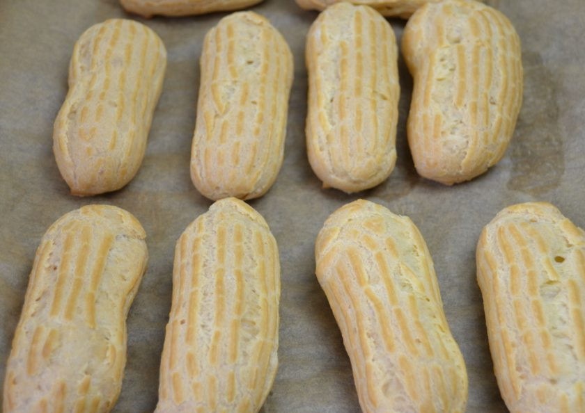 1. Этап. Фисташковые эклеры: Выпекайте заготовки для эклеров при температуре 200-220 градусов в течение 10 минут, затем еще 25 минут при температуре 180 градусов.