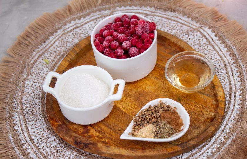 1. Этап. Соус к мясу из красной смородины: Подготовьте необходимые продукты. Вес ягоды (250 грамм) указан в чистом виде, без веточек. Ягоды промойте и дайте стечь лишней жидкости.