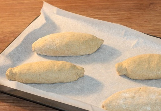 1. Этап. Хлебные булочки с добавлением ржаной муки: 13. Перекладываем мини хлеб на противень, застеленный бумагой для выпечки, накрываем и оставляем на расстойке на полчаса.