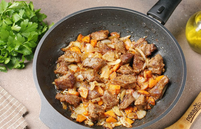 1. Этап. Каша гречневая с говядиной: Обжарьте мясо с овощами в течение 5-7 минут.