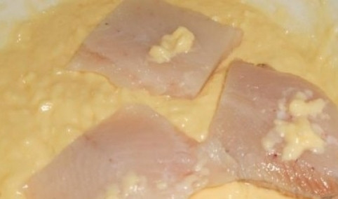 1. Этап. Щука в тесте: 5. Каждый кусочек обваляйте в кляре и обжарьте на сковороде. Иногда я экспериментирую и жарю маленькие кусочки рыбы в кляре во фритюре. Такое блюдо я в совновном делаю в виде закуски к пиву для своего мужа и гостей. По классическому рецепту щуки в тесте кусочки обжариваются на сковороде с обеих сторон на небольшом количестве масла.