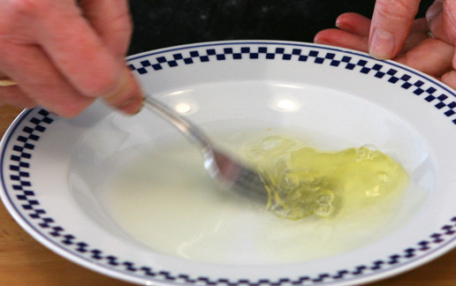 1. Этап. Кабачки в кляре в духовке: Взбейте яичный белок.