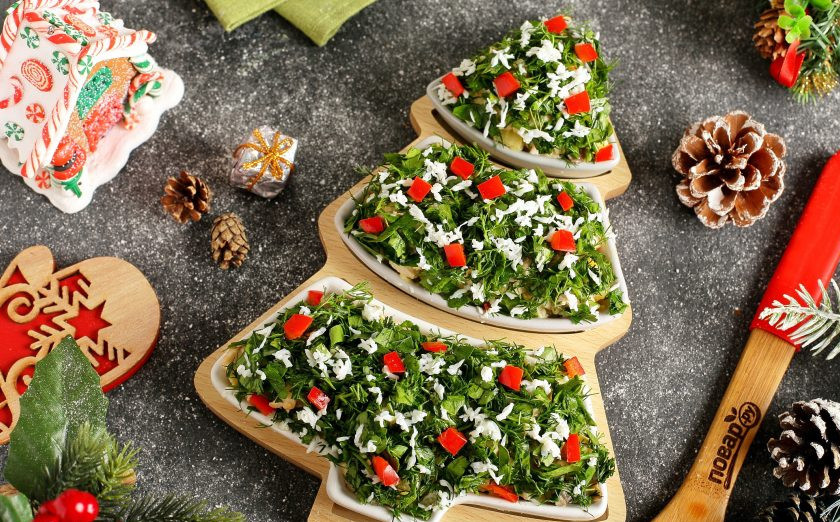 1. Этап. Салат Новогодняя сказка: Чтобы наша елочка смотрелась правдоподобнее, посыпьте ее измельченной свежей зеленью. Белком от яйца можно имитировать снег, а из овощей вырезать украшения. Салат «Новогодняя сказка