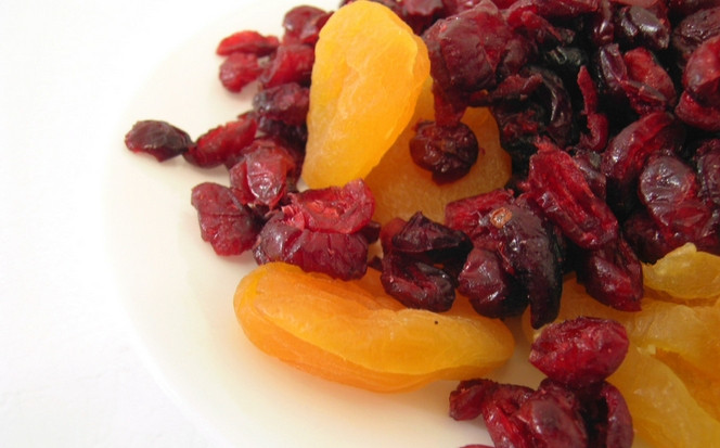 1. Этап. Яблоки печеные в микроволновке: 2. Курагу и изюм замочим на 5 минут в кипятке, затем промоем и отожмем, смешаем с творогом и медом.