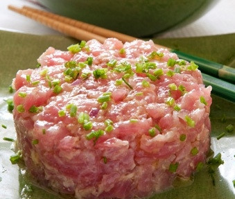 1. Этап. Тартар из тунца: Подавайте тартар на холодной тарелке, выложив горкой и украсив измельченным луком-шнитт. Приятного аппетита!