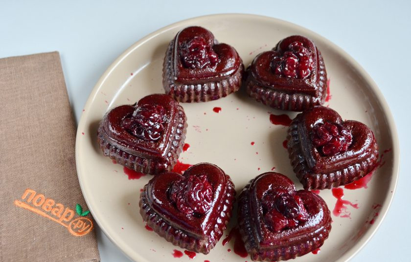 1. Этап. Пирожное Черный лес: 8. Очень хорошо пропитайте вишневым сиропом. По центру в углубления положите по 3-5 вишенок.