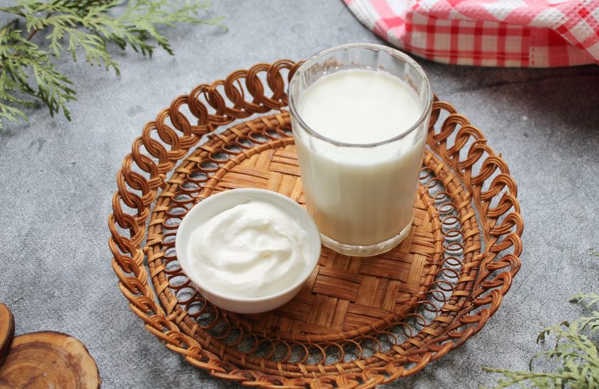 1. Этап. Вкусный домашний творог из молока и сметаны: Подготовьте все необходимые ингредиенты для приготовления вкусного домашнего творога из молока и сметаны.